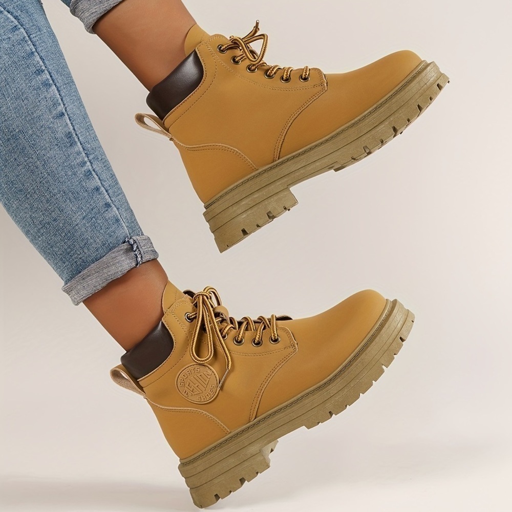 Women’s Leather Platform Lug Boots Hiking Trekking Women’s Size 10 Wheat…